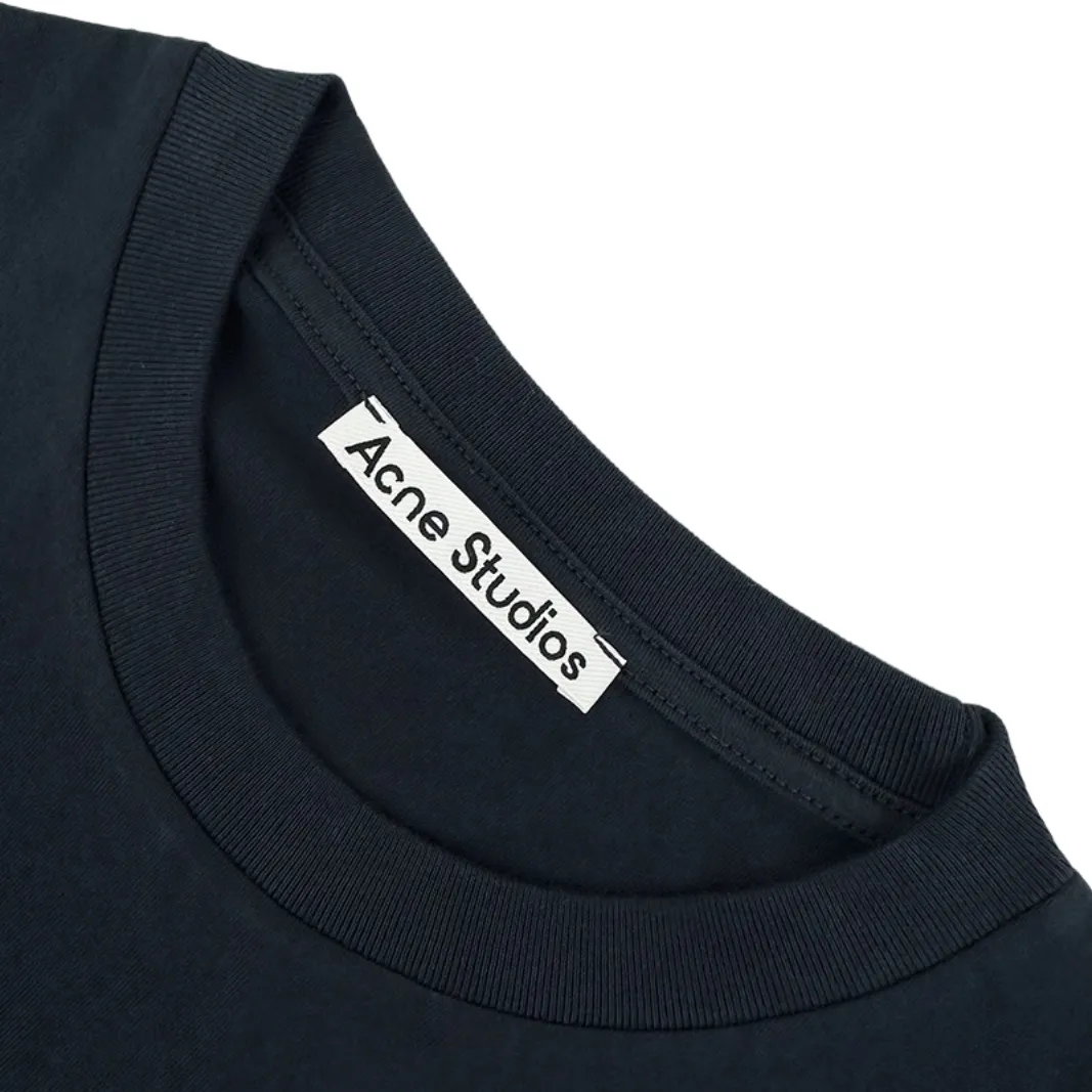 Acne Studios Logo Embroidered Long Sleeve (Blue) The fabric is made of custom organic cotton knitted with foggy clouds. It is delicate and soft, comfortable and skin-friendly. The color is dark navy blue. It condenses the tranquility and depth of the deep sea twilight. Retro calmness has a natural sense of coolness and luxury. The Acne Studios embroidered logo in White handwriting on the chest is like the finishing touch. It is low-key and engraved with the brand genes. It shows high-level recognition in silent places. Wear it with the Series suit. The top and bottom echo each other to form a luxurious and elegant system. It interprets the unique Nordic elegant mood. It uses imported machine embroidery technology and uses advanced computer control systems and precision mechanical components to realize the Acne Studios logo work. It has high precision. The lines are smooth and delicate. The fabrics have been fermented and washed. It has a better hand feel and texture. It is not easy to deform, not easy to shrink, not easy to fade, and maintains long-term beauty. Size:S-M-L-XL